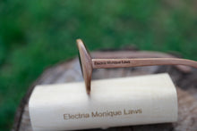 Load image into Gallery viewer, Diana · Black Sandalwood